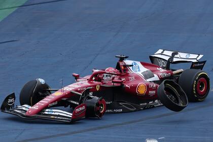 La SF-25 de Charles Leclerc, tras el accidente que determinó el abandono en el Gran Premio de San Pablo; en Interlagos, los dos autos de la Scuderia no finalizaron la carrera