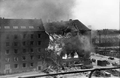 La Shellhus arde tras el ataque británico