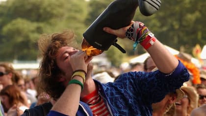 La sidra se toma así, sin muchas vueltas.