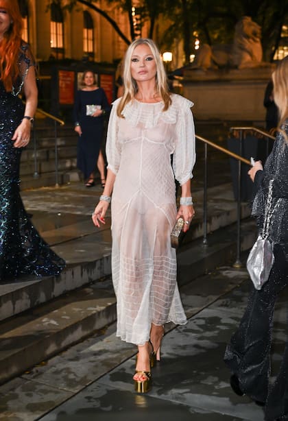 La siempre impactante Kate Moss llevó un vestido transparente en color blanco, de línea A y mangas abullonadas, que acaparó todas las miradas. Las sandalias doradas con maxi plataforma tampoco pasaron desapercibidas. 
