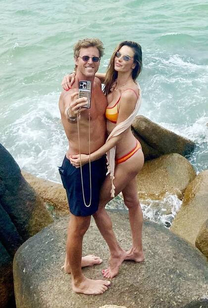 La siempre vigente Alessandra Ambrossio se dejó ver con su flamante novio, Buck Palmer, muy acaramelada en las playas de Florianópolis La supermodelo de Victoria's Secret deslumbró con su espectacular figura, apenas cubierta por un pequeño bikini, mientras posaba para una sexy selfie que se ocupó de tomar su nueva pareja