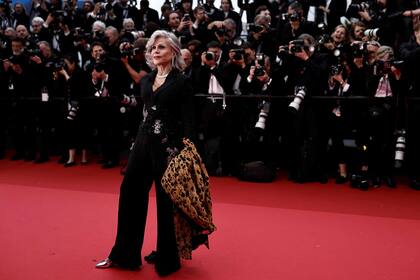 La siempre vigente y deslumbrante Jane Fonda también fue parte de la ceremonia de apertura. La actriz estadounidense se distinguió del resto de los invitados con un traje negro con bordados de Elie Saab que completó con un abrigo animal print