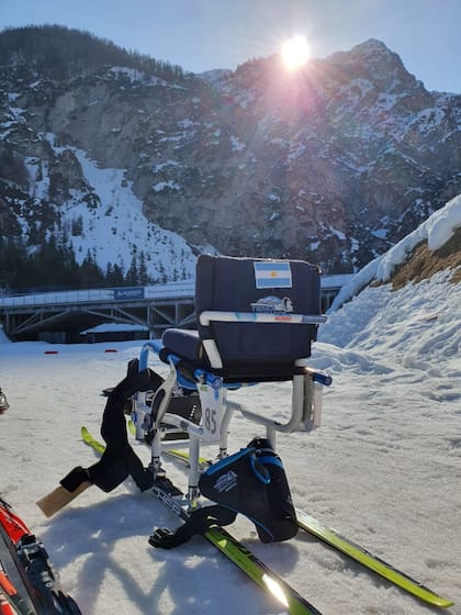 La silla adaptada con esquíes que le permite esquiar