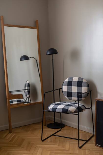 La silla cuadrillé y el espejo son de Bull.