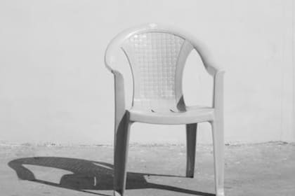 La silla de plástico se puede restaurar en su color (Foto Pexels)