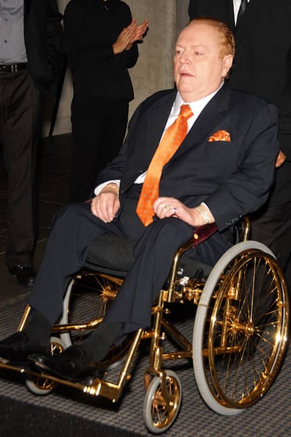 La silla de ruedas bañada en oro se convirtió en uno de los signos personales de Larry Flynt luego de ser baleado en Georgia