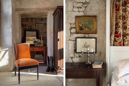 La silla de terciopelo y las botas de montar sobre la carpeta de cemento. Contraste entre lujo y rusticidad.