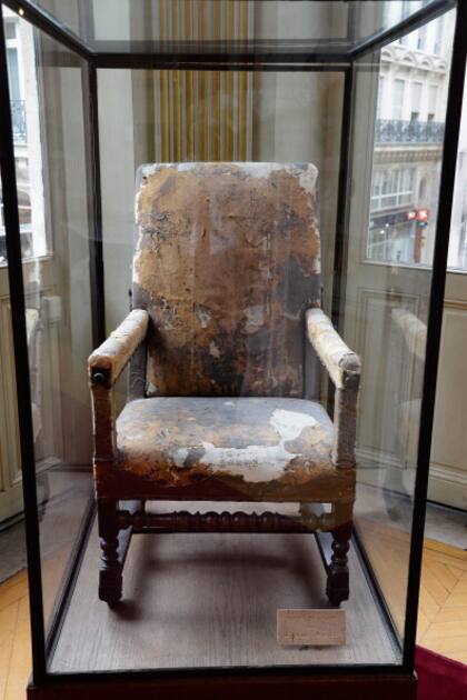 La silla en la que Molière usó en El enfermo imaginario, en su última función, está guardada como un tesoro, bajo una cúpula de cristal, en La Comedie Francaise. Sólo Charles Chaplin fue autorizado a sentarse en ella.