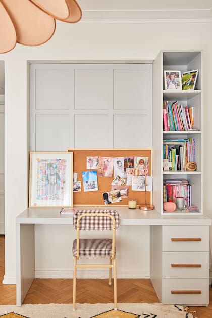 La silla escolar con estampado vichy fue un hallazgo de Instagram