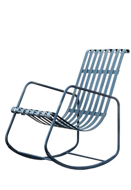 La silla mecedora, creada con listones de hierro, juega con la silueta del apoyabrazos, que se convierte en el sostén de toda la pieza. Medidas: 50 x 60 x 110 cm. @verne_furniture