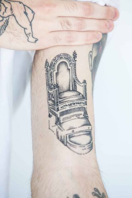 La silla que usan para trasladar al Papa por el Vaticano es uno de los últimos tatuajes que se hizo.
