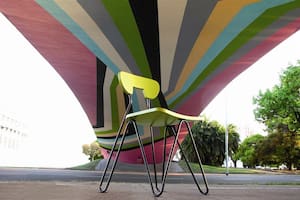 La silla W, de César Jannello, contra el fondo del puente que el arquitecto proyectó en avenida Figueroa Alcorta, a metros de la Facultad de Derecho