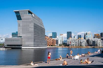 La silueta de acero y homingón del museo se suma al perfil urbano de la capital noruega.