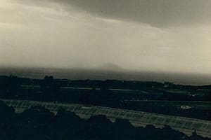 La silueta de la isla de San Borondón, en el horizonte, fotografiada en 1958 por Manuel Rodríguez Quintero