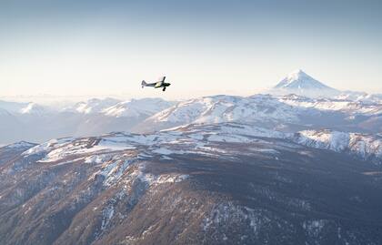 La silueta del Lanín es omnipresente, aún desde el aire.