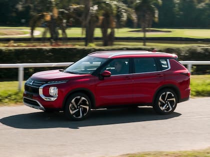 La silueta del Mitsubishi Outlander luce moderna y clásica