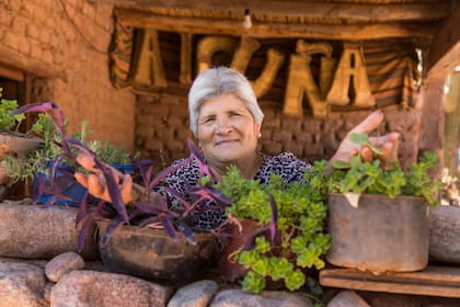 La simpática Doña Nelly en su puesto de nueces confitadas.