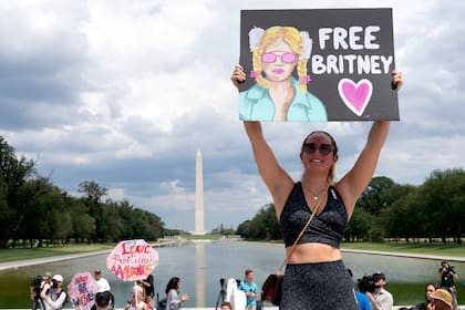 La simpatizante de Britney Spears Maggie Howell protesta en el Memorial de Lincoln durante una manifestación de "Free Britney" el miércoles 14 de julio de 2021, en Washington. El caso de Spears ha impulsado una iniciativa de ley bipartidista para modificar las normas sobre tutelas legales. (Foto AP/Jose Luis Magana)