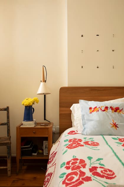 La simpleza de la habitación se equilibra con ropa de cama bordada a mano que Carbone compró en San Pablo. Lámparas de cerámica, hierro y madera (Juan Diciervo)
