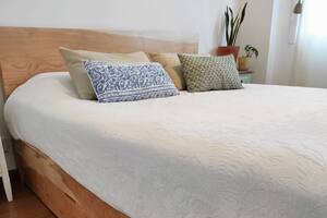 Cómo lograr una cama minimalista: desde el tipo de muebles hasta la blanquería con que se cubren