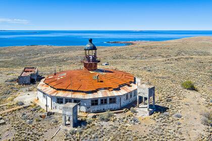 La singular silueta del Faro de Isla Leones, un símbolo del nuevo Parque Nacional Marino Costero Patagonia Austral. Su acceso es muy complicado, y el estado de abandono, avanza.