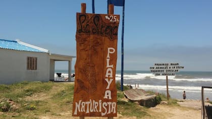 La Sirena, en el departamento de Rocha, es una porción de playa agreste, casi virgen, rodeada de médanos, pequeños bañados, lagunas, cañadas y montes de pinos y acacias