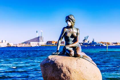 La Sirenita, uno de los sitios más visitados de Copenhague, en soledad y con barbijo