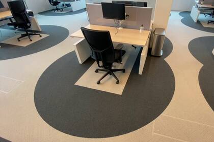 La situación cambió con la pandemia porque si antes el distanciamiento normal era de entre seis y ocho metros cuadrados por persona en el área de trabajo ahora ya se está hablando de entre 12 y 16 metros cuadrados.