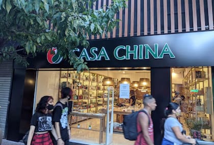 La situación en el Barrio Chino no escapa a la realidad del país, pero se recupera mejor que otros barrios de la ciudad