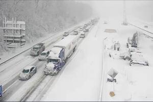 Cientos de vehículos atrapados en nieve en carretera de EEUU