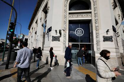 Largas filas en los bancos, en la zona de Belgrano