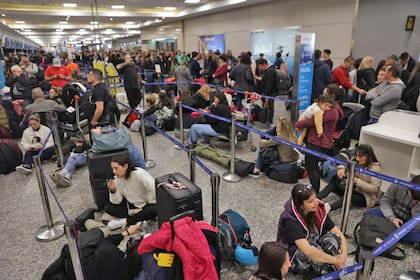 La situación es caótica en el Aeroparque, tras la cancelación o reprogramación de más de 40 vuelos
