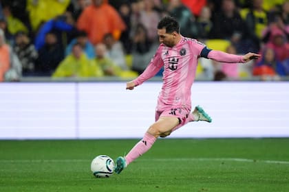 La situación más clara que tuvo Messi: su remate será desviado por el arquero