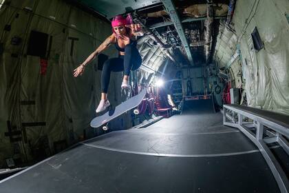 La skater brasileña realiza un truco en el skatepark armado dentro del avión