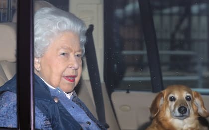 La soberana con uno de sus amados dorgis (cruza de dachshund y corgi)(Foto: EFE-HOLA)