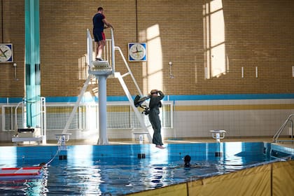 La soberana de los Países Bajos a punto de zambullirse en una pileta