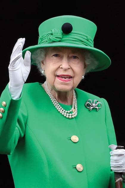 La soberana, saludando a la multitud en el que sería uno de sus últimos actos públicos.