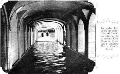 "La soberbia pileta de natación. al fondo, las siluetas de la señora Elsa Shaw de Pearson y señorita María Giselle Shaw", el epígrafe de Caras y Caretas.