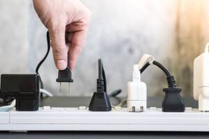 La sobrecarga eléctrica puede generar un incendio en las zapatillas con exceso de aparatos enchufados