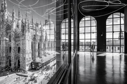 La sobrecogedora "Piazza Duomo" en Milán, Italia es vista desde el Museo del Novecento. La foto, extraña si se quiere, pero preciosa fue tomada por Marco Tagliarino