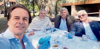 Una sobremesa informal en 2020 de Lacalle Pou, Alberto Fernández, Francisco Bustillo y Alberto Iribarne, en la estancia Anchorena (Archivo)