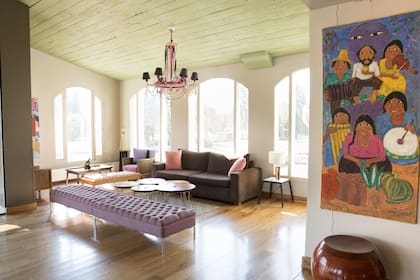 La sobriedad de la construcción contrasta con el estallido de colores estridentes con grandes espacios intervenidos por artistas locales. Su lobby y espacios comunes evidencian el norte en cada objeto, cada textura y color.