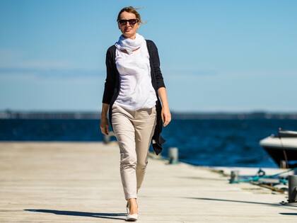 La sobriedad en el vestir refleja un cambio cultural más amplio, atravesado por crisis globales, discursos políticos moderados y el deseo de frenar el vértigo digital