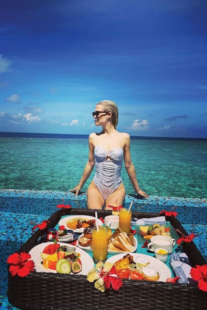 La sobrina de Lady Di y su marido, además, aprovecharon sus días en el paraíso para compartir exquisitos desayunos servidos en la pileta infinita.