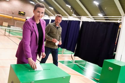 La socialdemócrata y primera ministra Mette Frederiksen y su marido Bo Tengberg votan en Hareskovhallen en Vaerloese, Dinamarca, el miércoles 1 de junio de 2022. 