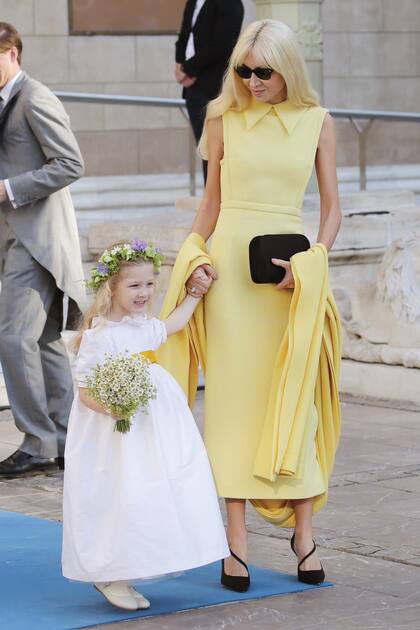 La socialité y editora Sabine Getty, casada con el bisnieto del magnate John Paul Getty y amiga de la novia, llevó un vestido amarillo con cuello camisero.