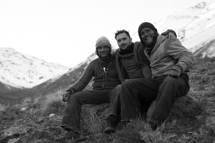 La sociedad de la nieve refleja la dura travesía de los rugbiers uruguayos hasta ser rescatados