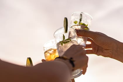 La soda, especialmente las variantes azucaradas, está vinculada a un aumento del riesgo de desarrollar cálculos renales y enfermedad renal crónica