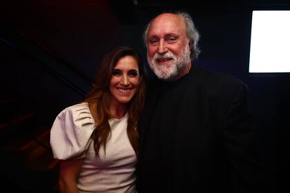 La Sole, además, charló animadamente con el productor Daniel Grinbank y se subió al escenario de La Trastienda para interpretar algunos de sus éxitos