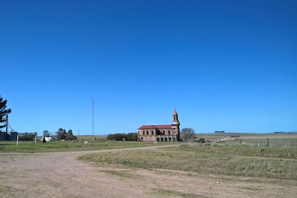 La soledad de la iglesia en la Pampa